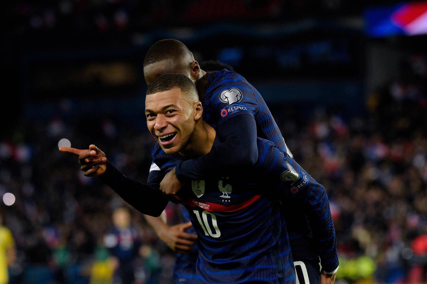 爱游戏体育-法国队横扫中国队，黄鸭组合统治全场