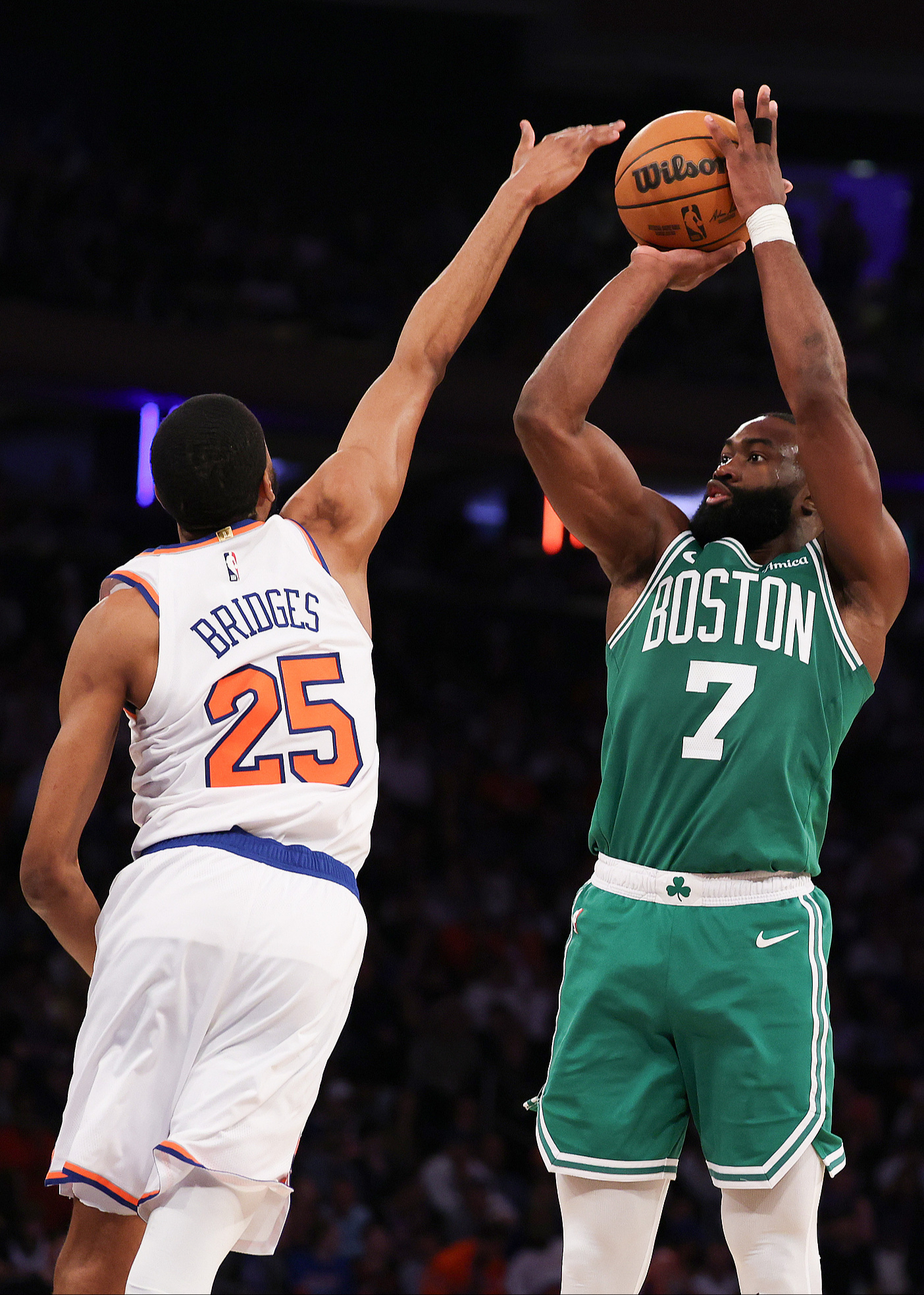 爱游戏在线-凯尔特人险胜山东队，福克斯状态火热