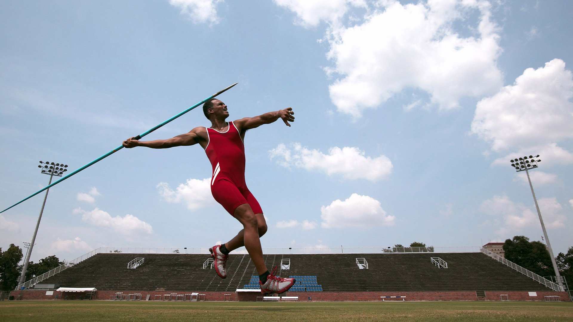 爱游戏体育-劳塔罗,梅阿查新王加冕夜,他用沉默的火焰焚毁巴黎