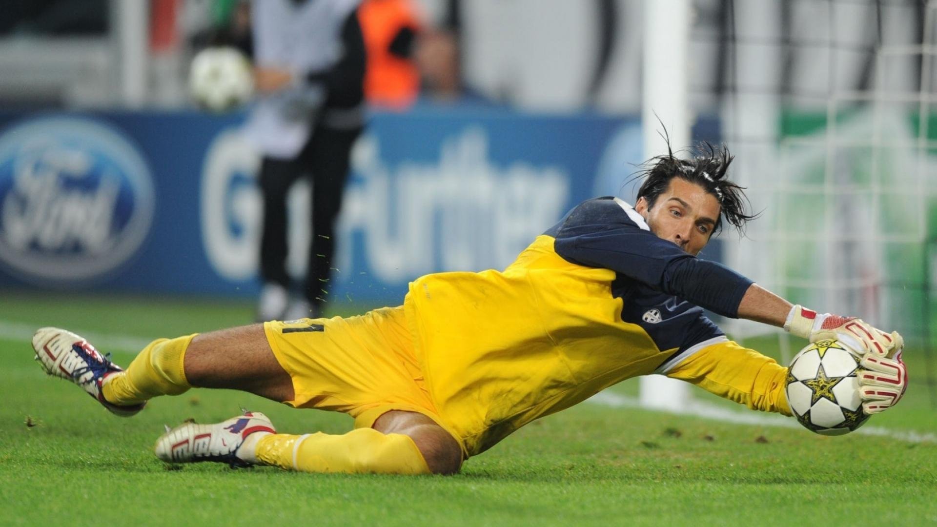 爱游戏2026-王座之下的钢铁壁垒,库尔图瓦如何用一双手撕裂葡萄牙的压制幻梦